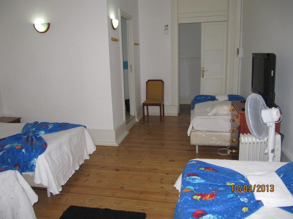 Go Hostel Lisbon Room photo